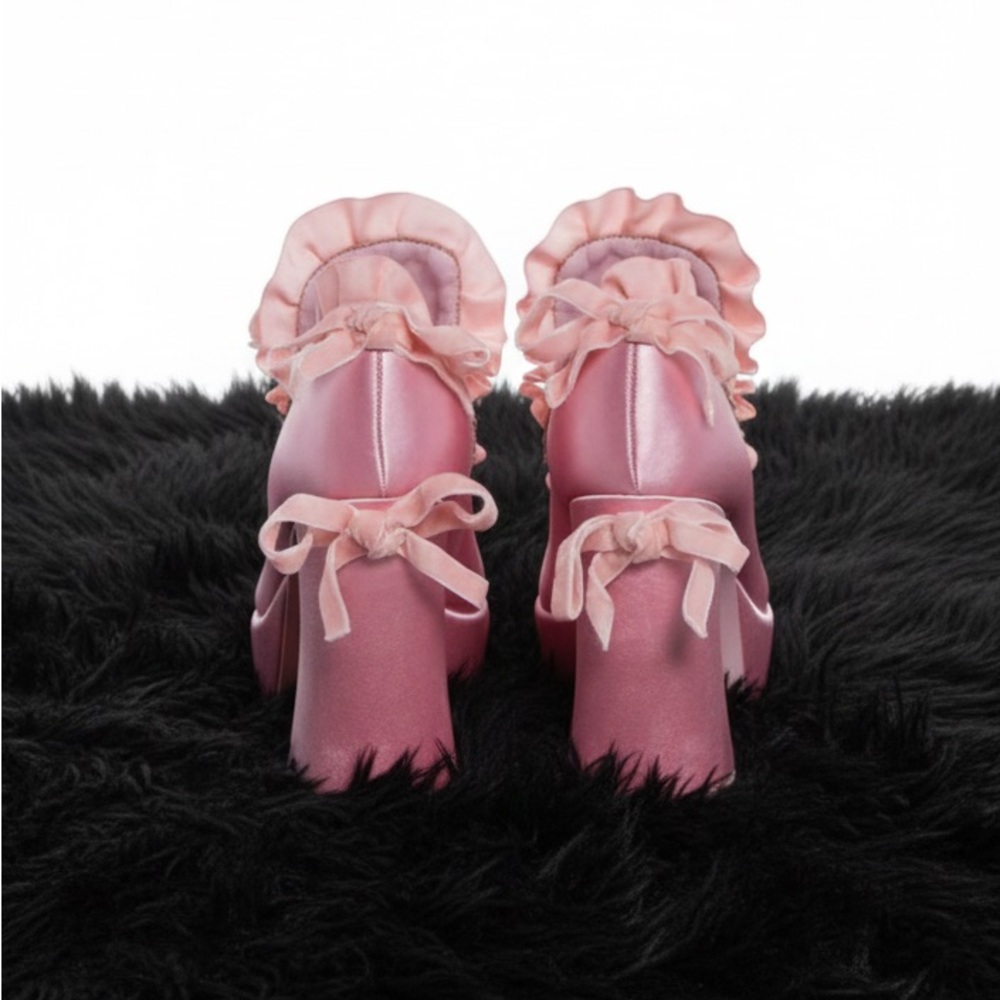 Dolls-kill Marie Antoinette inspired pink chunky heel - Picture 4 of 4